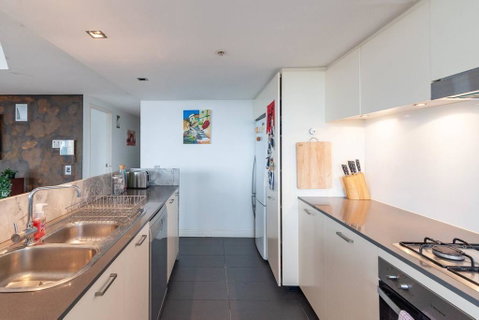 Spacious 2 Bedroom Flat In Wolli Creek - Holiday Byron Bay 1