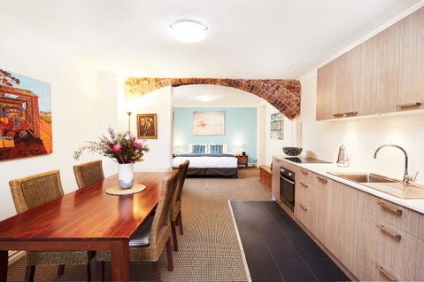 Spacious Studio With Courtyard And Extra Beds - Holiday Byron Bay 0