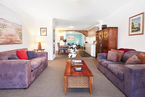 Spacious Studio With Courtyard And Extra Beds - Holiday Byron Bay 1