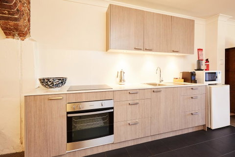 Spacious Studio With Courtyard And Extra Beds - Holiday Byron Bay 3