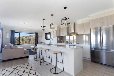 STELLAVISTA - 4 Bedrooms, Free Wifi, Views - Holiday Byron Bay 0