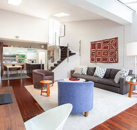 Striking open plan home in quiet inner-city area - Holiday Byron Bay