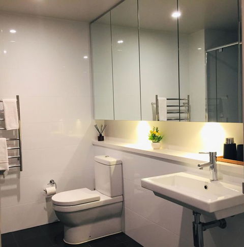 Stylish 2BR With Stunning Views - Sydney Olympic Park - Holiday Byron Bay 3