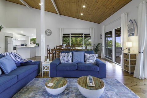 Stylish Renovated Home - Ocean Views - Fireplace - Holiday Byron Bay 3