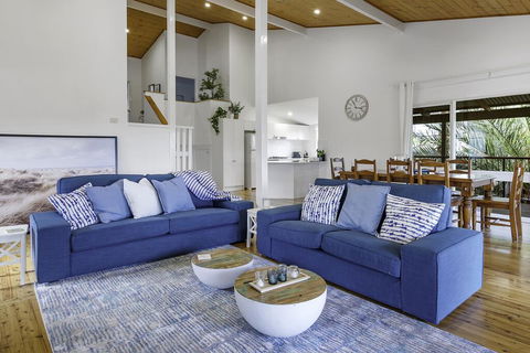 Stylish Renovated Home - Ocean Views - Fireplace - Holiday Byron Bay 2