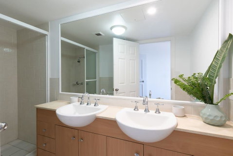 Stylish Studio With Ocean Views Bel Air Broadbeach - Holiday Byron Bay 1