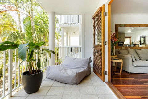 Stylish Tropical Oasis Apartment With Hot Tub And Four Pools - Holiday Byron Bay 0