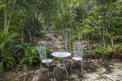 Sunbird Retreat - Holiday Byron Bay 1