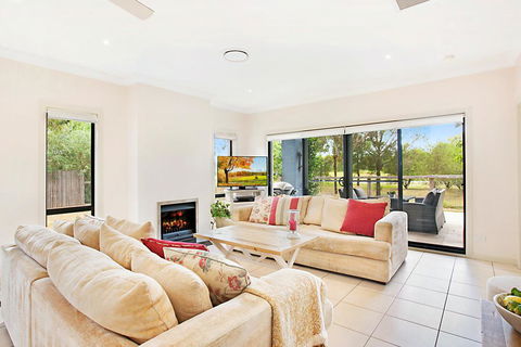 Sunny Finch House - Holiday Byron Bay 1