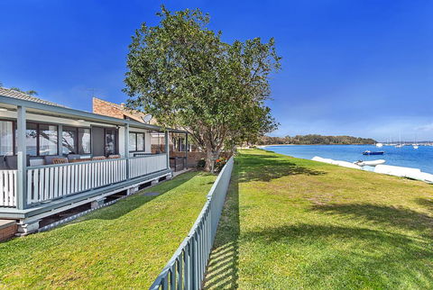 Sunset Beach House - Soldiers Point Sleeps 9 - Holiday Byron Bay 1