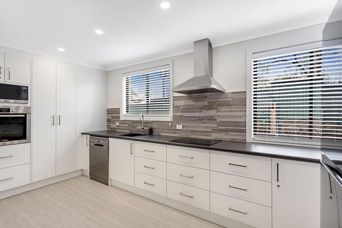 Sunset Beach House - Soldiers Point Sleeps 9 - Holiday Byron Bay 3