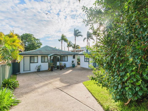 Sunset Beach House - Soldiers Point Sleeps 9 - Holiday Byron Bay 2