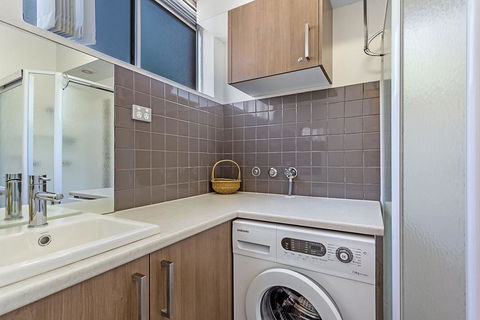 Sunset Court, Unit 1/3 Resthaven Avenue - Holiday Byron Bay 1