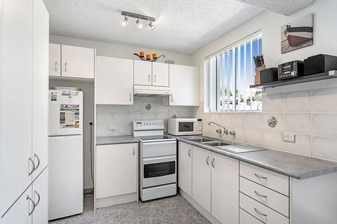Sunset Court, Unit 1/3 Resthaven Avenue - Holiday Byron Bay 2
