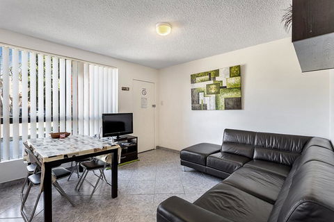 Sunset Court, Unit 1/3 Resthaven Avenue - Holiday Byron Bay 3