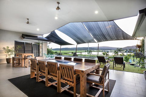 Sunset Retreat Airlie Beach Rural Getaway - Holiday Byron Bay 3