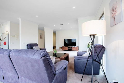 Superb Luxe 5BR House@Point Cook Near Lake - Holiday Byron Bay 3