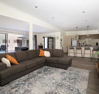 Swanway - Pet Friendly - 10 Min Walk to Beach - Holiday Byron Bay