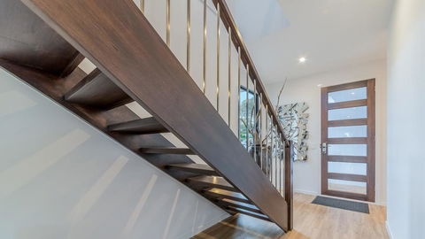SWEEPING VIEWS - FREE WIFI & NETFLIX - PET FRIENDLY (OUTSIDE ONLY) - Holiday Byron Bay 2