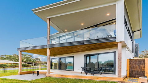 SWEEPING VIEWS - FREE WIFI & NETFLIX - PET FRIENDLY (OUTSIDE ONLY) - Holiday Byron Bay 1