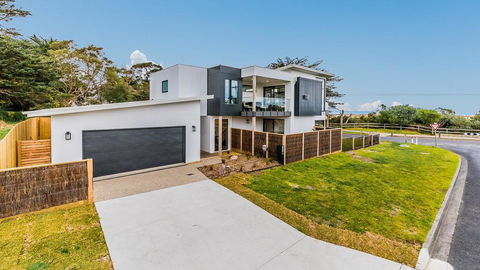 SWEEPING VIEWS - FREE WIFI & NETFLIX - PET FRIENDLY (OUTSIDE ONLY) - Holiday Byron Bay 0