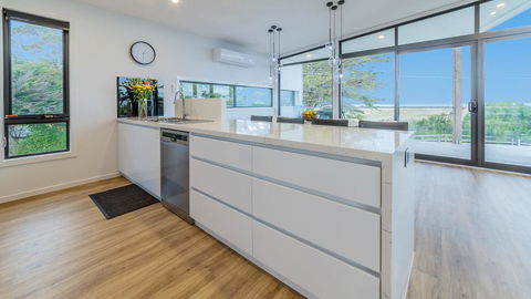 SWEEPING VIEWS - FREE WIFI & NETFLIX - PET FRIENDLY (OUTSIDE ONLY) - Holiday Byron Bay 3