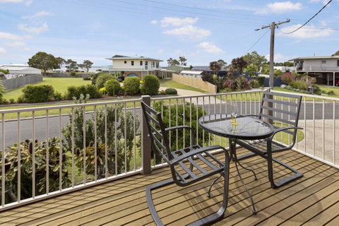 Tanjil - A Stroll From The Water In Paynesville - Holiday Byron Bay 1