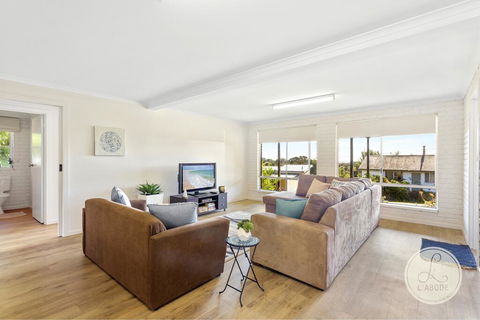 TASSIE SEASIDE SERENITY - L'Abode Accommodation - Holiday Byron Bay 1