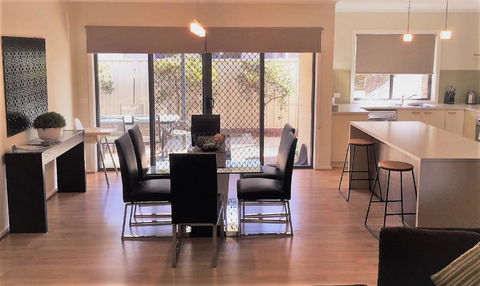 Tempo Place - Mulwala - Holiday Byron Bay 1