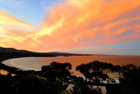 DOLPHIN LOOKOUT COTTAGE - Amazing Views Of The Bay Of Fires - Holiday Byron Bay 0