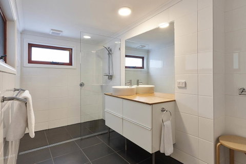 DOLPHIN LOOKOUT COTTAGE - Amazing Views Of The Bay Of Fires - Holiday Byron Bay 2