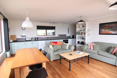 DOLPHIN LOOKOUT COTTAGE - Amazing Views Of The Bay Of Fires - Holiday Byron Bay 11