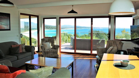 DOLPHIN LOOKOUT COTTAGE - Amazing Views Of The Bay Of Fires - Holiday Byron Bay 1