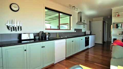 DOLPHIN LOOKOUT COTTAGE - Amazing Views Of The Bay Of Fires - Holiday Byron Bay 5