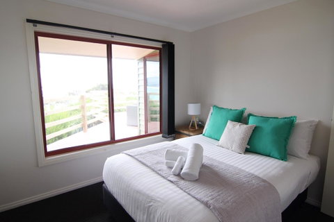 DOLPHIN LOOKOUT COTTAGE - Amazing Views Of The Bay Of Fires - Holiday Byron Bay 8