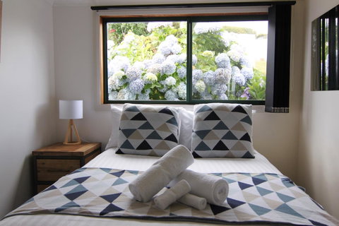 DOLPHIN LOOKOUT COTTAGE - Amazing Views Of The Bay Of Fires - Holiday Byron Bay 6