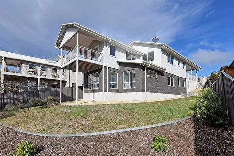Waterfront Spectacular - Holiday Byron Bay 2