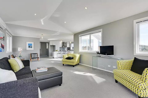 Waterfront Spectacular - Holiday Byron Bay 1