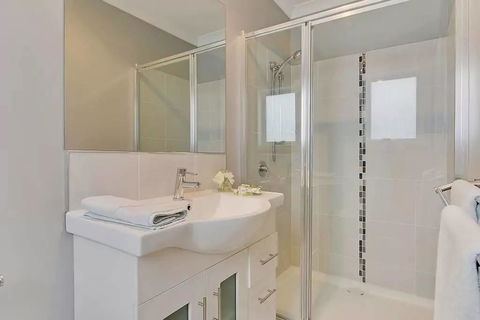 Waterfront Spectacular - Holiday Byron Bay 10