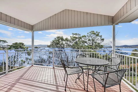 Waterfront Spectacular - Holiday Byron Bay 0