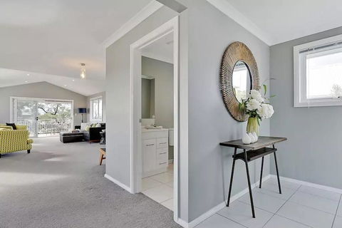 Waterfront Spectacular - Holiday Byron Bay 9