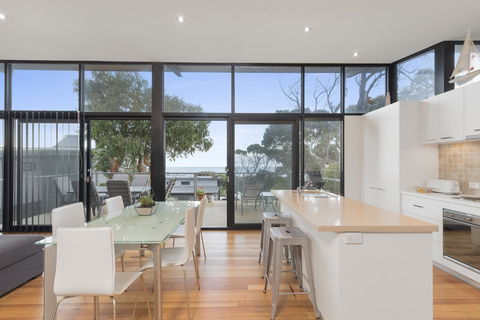 Ocean View Treetops Retreat - Holiday Byron Bay 12