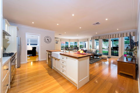 Lovely 5BR Full House In Glen Waverley, Walk To Train, Bus & Shops - Holiday Byron Bay 3