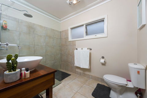 Lovely 5BR Full House In Glen Waverley, Walk To Train, Bus & Shops - Holiday Byron Bay 6