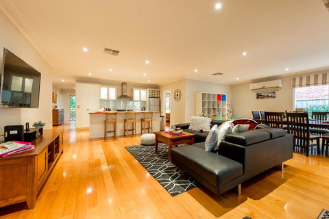 Lovely 5BR Full House In Glen Waverley, Walk To Train, Bus & Shops - Holiday Byron Bay 1