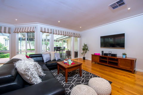 Lovely 5BR Full House In Glen Waverley, Walk To Train, Bus & Shops - Holiday Byron Bay 15