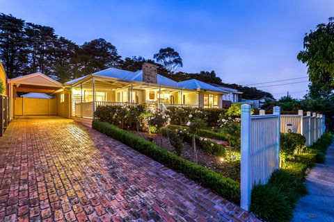 Lovely 5BR Full House In Glen Waverley, Walk To Train, Bus & Shops - Holiday Byron Bay 0