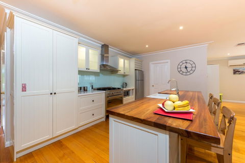 Lovely 5BR Full House In Glen Waverley, Walk To Train, Bus & Shops - Holiday Byron Bay 2