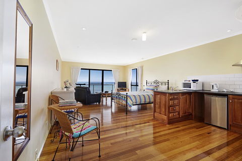 Clifftop Apartments Portland Vic - Holiday Byron Bay 2