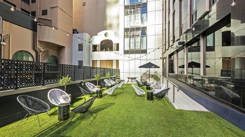 Oaks Melbourne On Market Hotel - Holiday Byron Bay 2